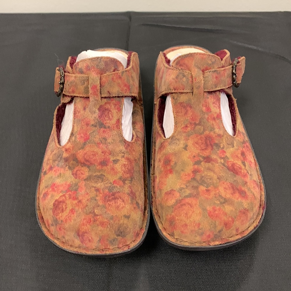 Algeria clog classic style in size 9.5 -10